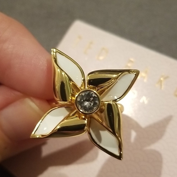 💕TED BAKER LONDON💕 Kinzaa Gold White Enamel Breeze Ring Medium/Large NWT - Picture 7 of 7